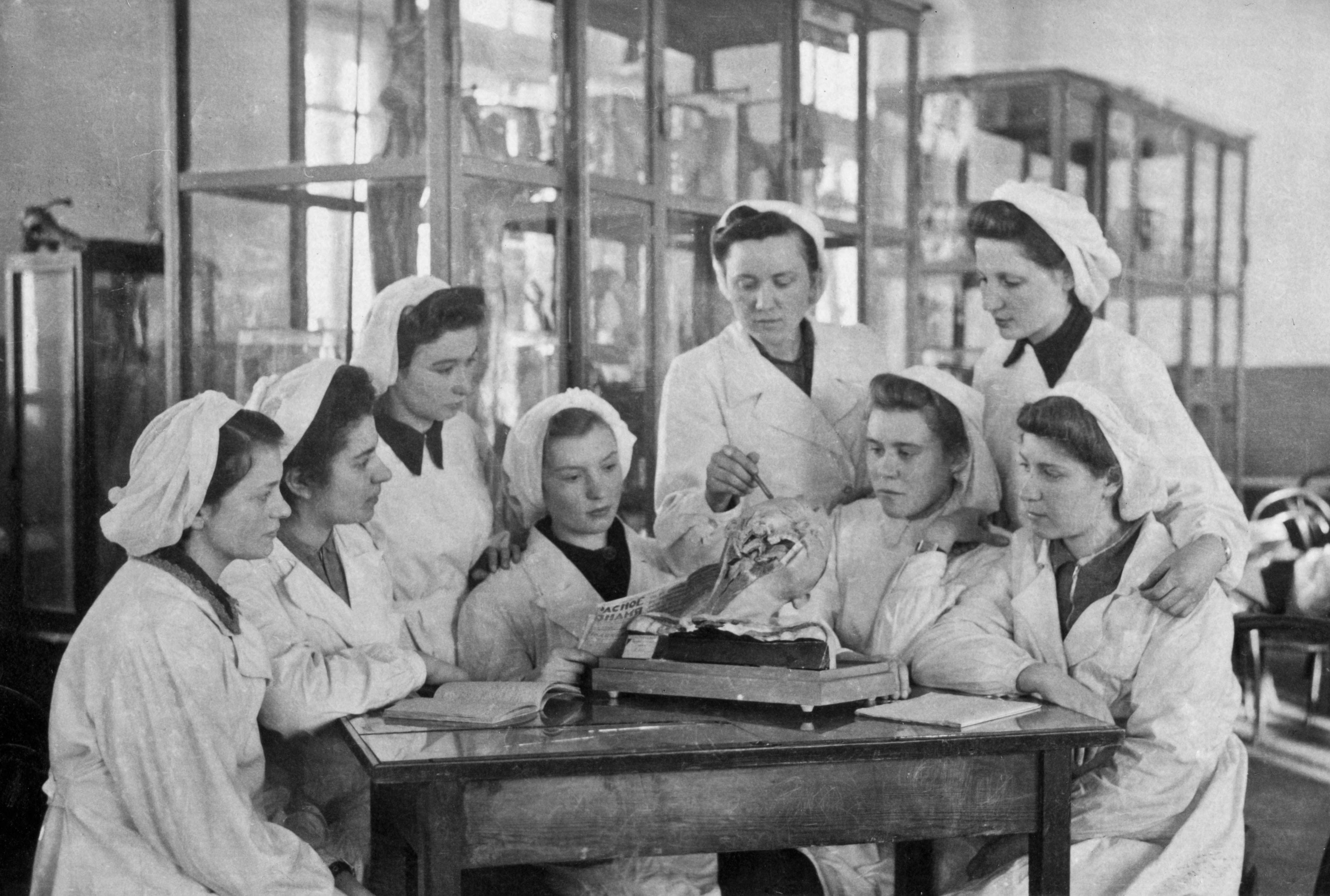 Medical students during their classes in the Anatomy museum, Tomsk (1946)